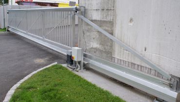 Self-supporting sliding gate