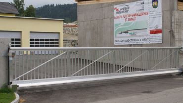 Self-supporting sliding gate