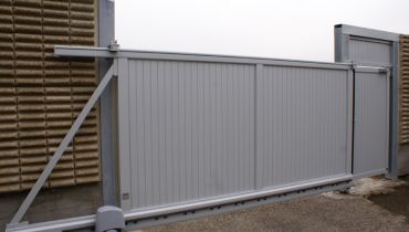 Self-supporting sliding gate