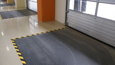 HYDRAULIC LOADING RAMPS