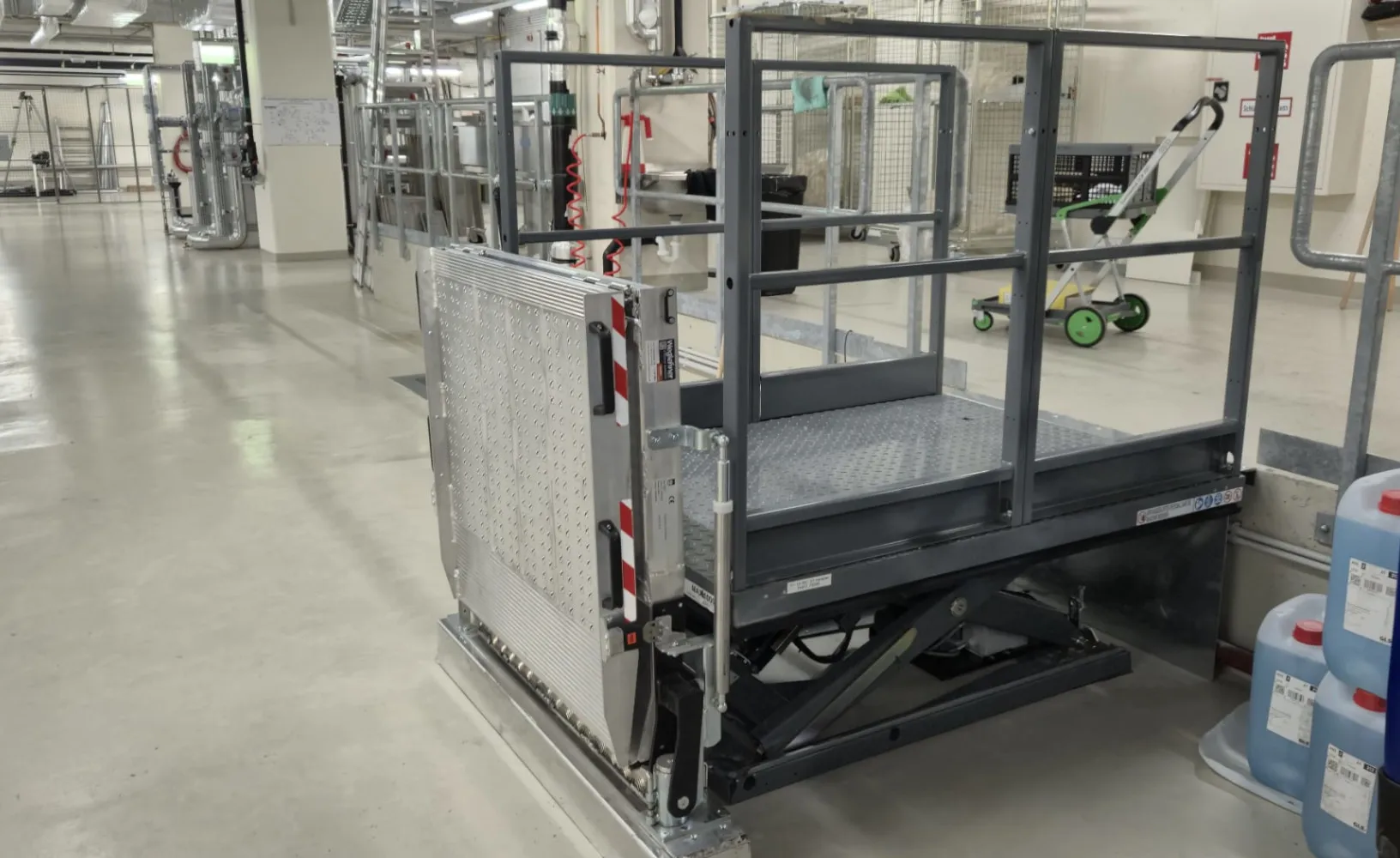 Weglehner - Scissor Lift Table with folding ramp 3 - News