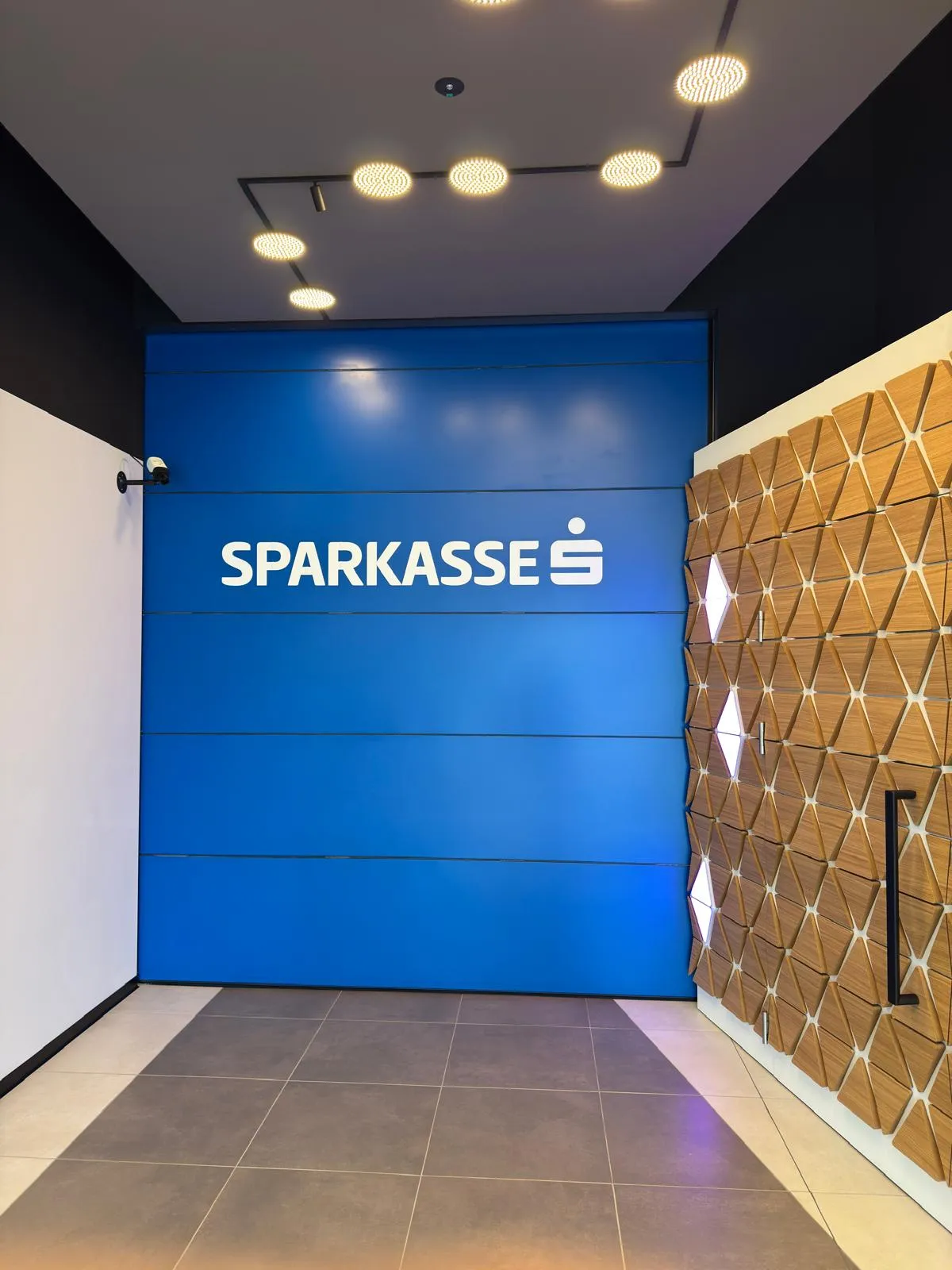 News-Sparkasse Frontansicht Falttor