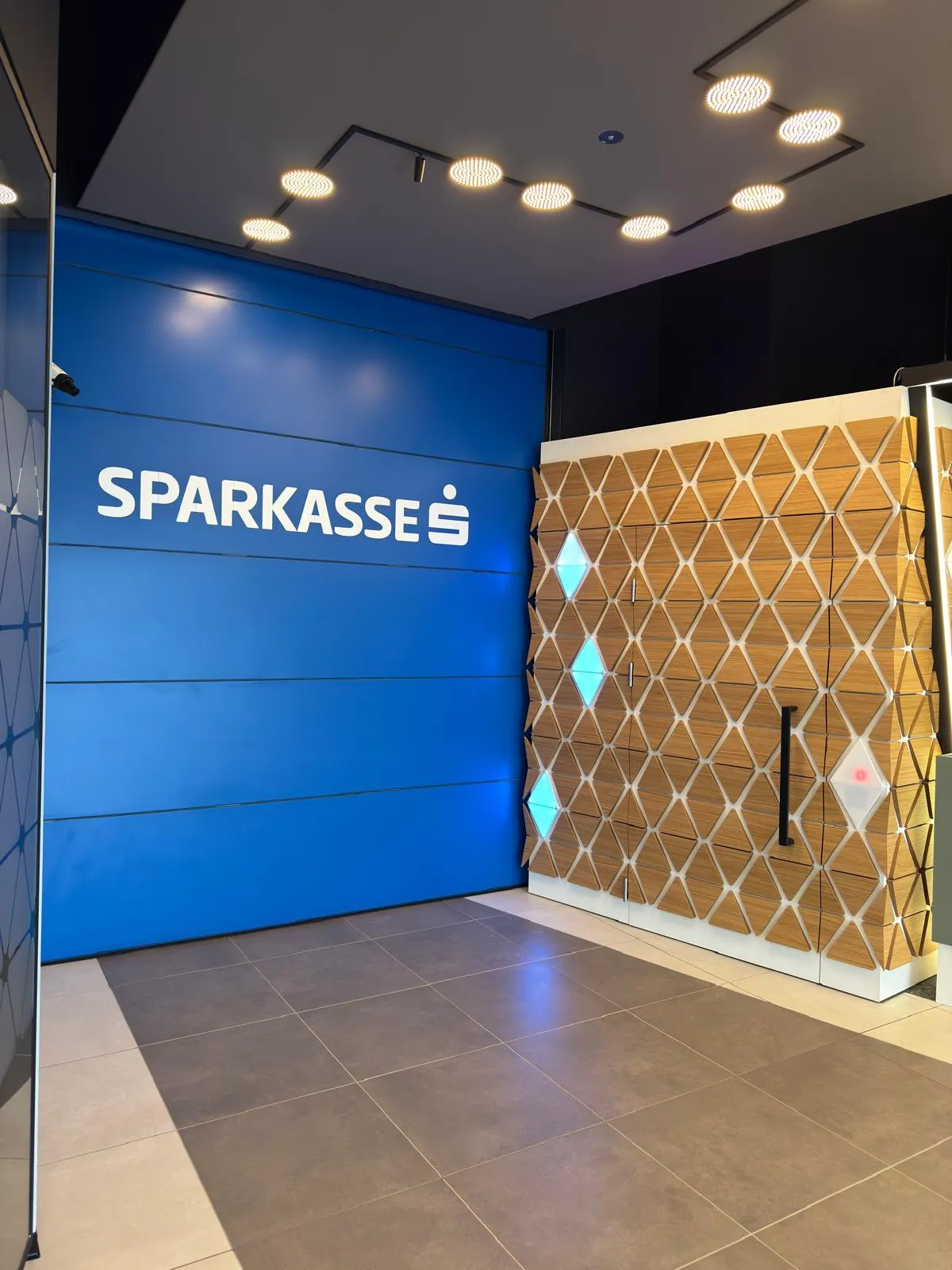 News-Sparkasse Folding Gate at the entrance