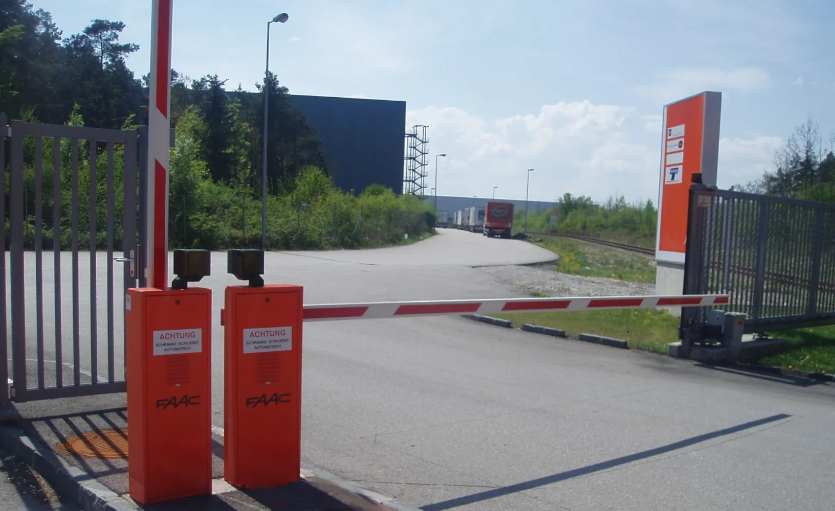Weglehner Schranke Firmenzufahrt